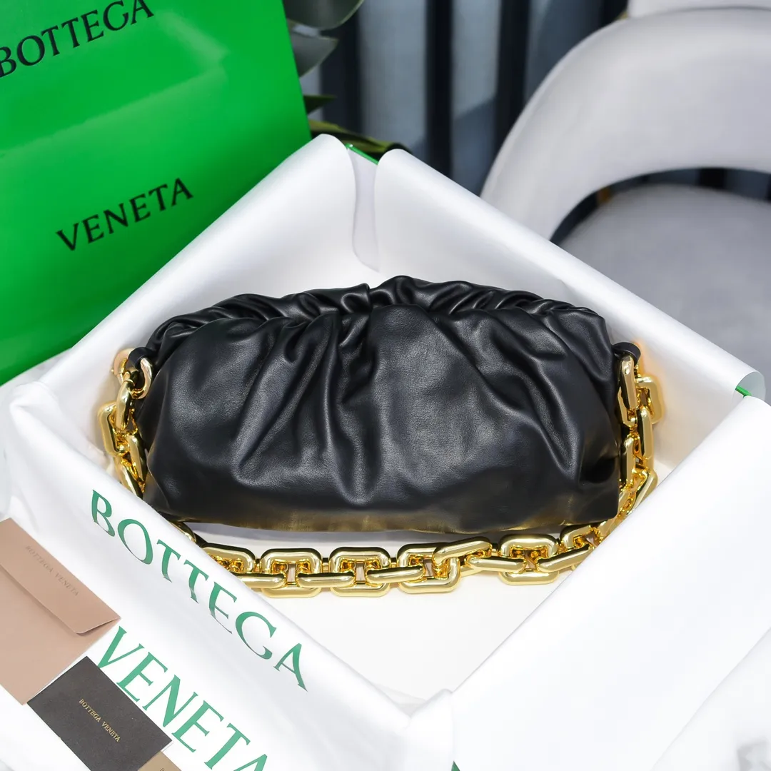 2020 new products will continue to upgrade the cloud bag to the вoттega veneтa chain cloud bag. It is still developed with imported original leather as standard. This hardware chain needs to be light on the upper body and can only be made of all-steel material. It is made of hollowed metal. You don’t have to worry about its weight. Major celebrity fashion bloggers have used it to attend fashion shows. Who can resist the charm of this large gold chain [smile] Style number: 6708# Size: 30*16*12
